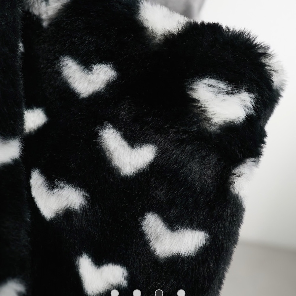 NEW Women’s Skinny Dip Black Fluff Heart Tote Bag - Picture 5 of 9